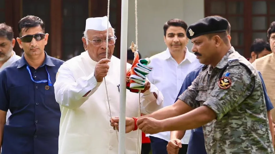 लाल किले पर झंडोत्तोलन समारोह में खड़गे और राहुल नहीं हुए शामिल 