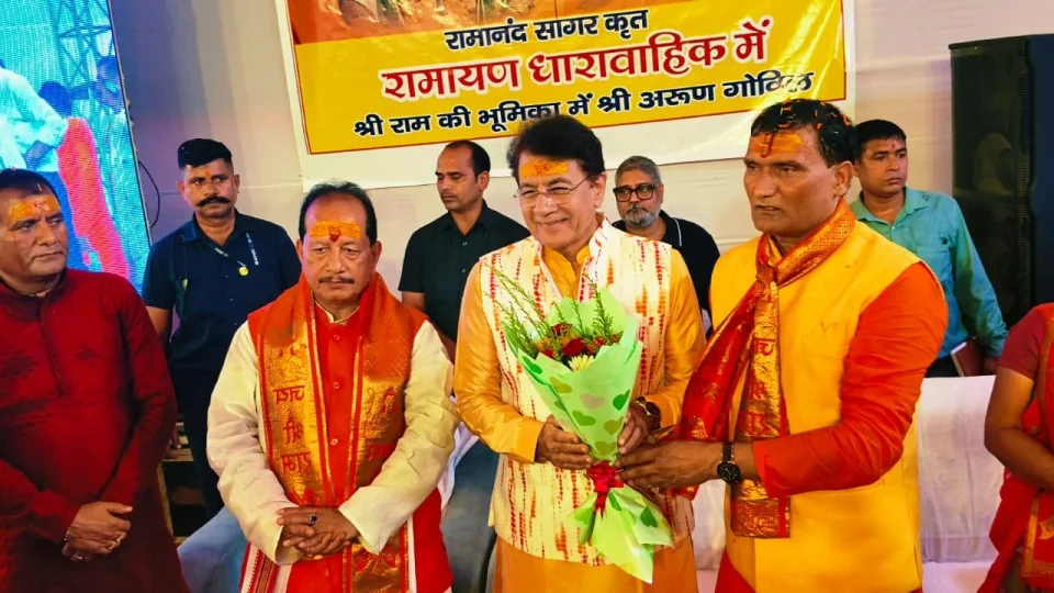 फूलों का गुलदस्ता भेंट कर अरुण गोविल का किया स्वागत